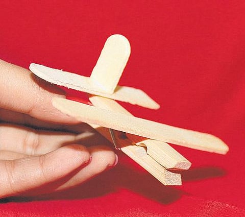 பொம்மை செய்வோம்: கிளிப்பில் அழகான விமானம்﻿