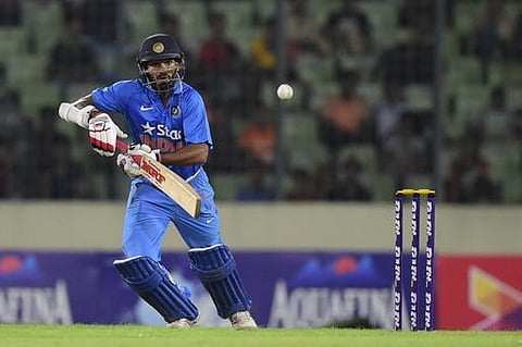 தவற விட்ட கேட்சுக்கு தவறாக அவுட் கொடுத்த நடுவர்: தப்பினார் ஷிகர் தவண்