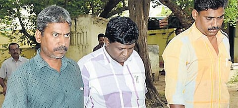 டிராக்டரை விடுவிக்க ரூ.10 ஆயிரம் லஞ்சம்﻿: நிலக்கோட்டை வட்டாட்சியர் கைது﻿