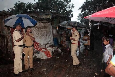 மும்பை விஷச்சாராய பலி 41 ஆக அதிகரிப்பு: 8 போலீஸார் நீக்கம்