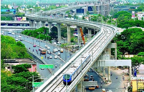 பறக்கும் ரயில் பணியில் மற்றொரு விபத்து﻿: இரும்பு கம்பி விழுந்ததில் காரின் கண்ணாடி உடைந்தது﻿