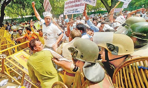 சுஷ்மா ஸ்வராஜ் வீடு அருகே ஆம் ஆத்மி தொண்டர்கள் ஆர்ப்பாட்டம்