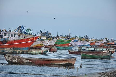 கோடியக்கரை அருகே நாகை, காரைக்கால் மீனவர்கள் 26 பேர் இலங்கை கடற்படையினரால் சிறைபிடிப்பு