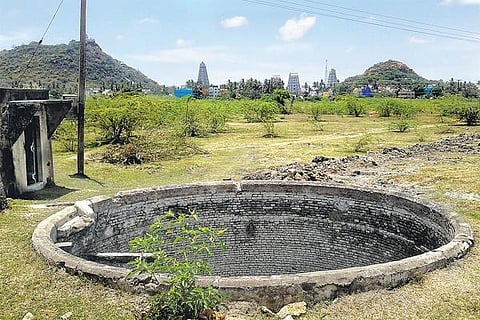 அதிமுக பிரமுகரின் எதிர்ப்பால் நிறுத்தி வைக்கப்பட்டிருந்த தனியார் கிணற்றில் நீர் எடுக்கும் பணி தொடக்கம்: திருக்கழுக்குன்றம் குடிநீர் தேவையை கருதி ஆட்சியர் உத்தரவு