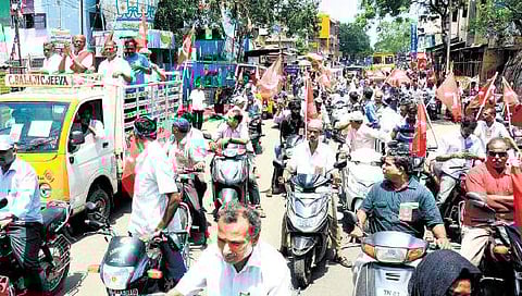 இந்திய கம்யூனிஸ்ட் வேட்பாளர் சி.மகேந்திரனுக்கு ஆதரவாக இருசக்கர வாகன பேரணி﻿
