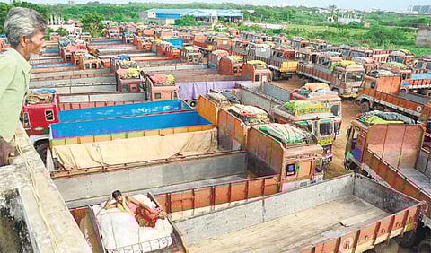 தெலங்கானாவில் லாரிகள் வேலைநிறுத்தம்﻿: அத்தியாவசிய பொருட்களின் விலை உயரும் அபாயம்﻿