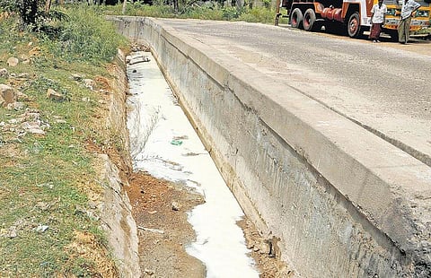 திருச்சி ஆவின் நிர்வாகத்தால் உற்பத்தியாளர்கள் அதிருப்தி: வாய்க்காலில் பால் ஊற்றுவதை கண்டித்து போராட்டம் - 50,000 லிட்டர் ஆறாக ஓடிய அவலம்