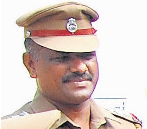 மோட்டார் சைக்கிளை உரிமையாளரிடம் வழங்க ரூ.3,000 லஞ்சம் வாங்கிய இன்ஸ்பெக்டர் கைது