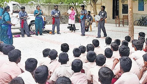 ஜாதிக் கொடுமைகளைக் களைய தமிழகம் முழுவதும் வீதி நாடகம் மூலம் விழிப்புணர்வு: கல்வித் துறையும் காவல்துறையும் இணைந்து நடத்துகின்றன