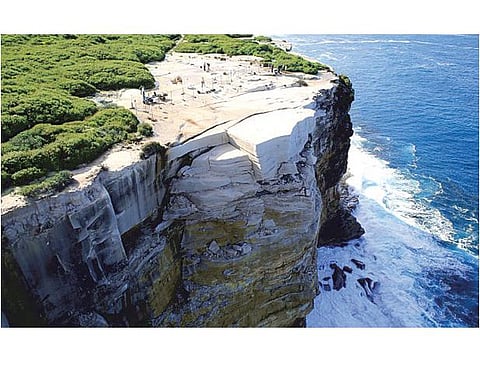 இடிந்துவிழும் கேக் வடிவ பாறை