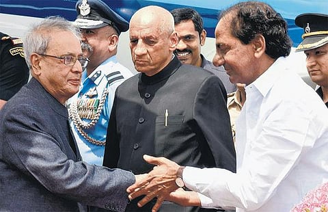 10 நாட்களுக்கு ஓய்வெடுக்க திட்டம்﻿﻿: ஹைதராபாத் வந்தார் குடியரசுத் தலைவர் பிரணாப்﻿ - தெலங்கானா முதல்வர் சந்திரசேகர ராவ் வரவேற்றார்