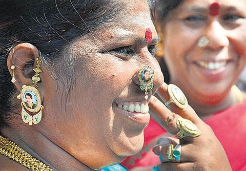 ஆர்.கே.நகர் இடைத்தேர்தலில் ஜெயலலிதா அமோக வெற்றி: அதிமுக அலுவலகம், போயஸ் கார்டனில் கட்சியினர் கொண்டாட்டம்