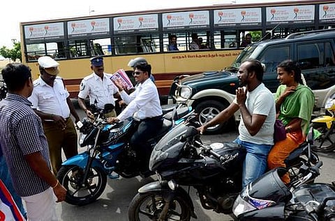 ஹெல்மெட் அணியாமல் வந்த 80 ஆயிரம் பேரிடம் ஆவணம், வாகனம் பறிமுதல்﻿