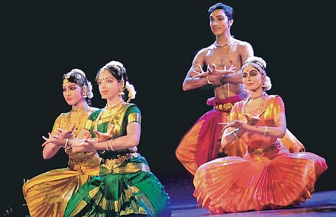 வாழ்வு இனிது: மேடையில் கொட்டிய அருவி﻿