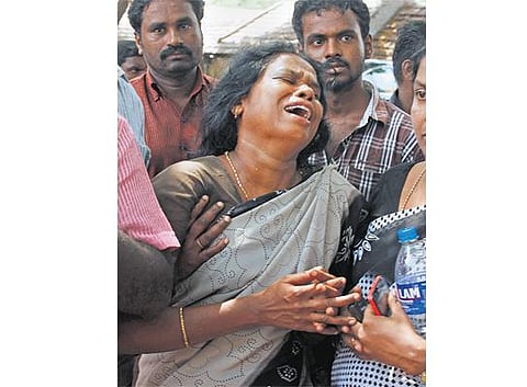 பலத்த போலீஸ் பாதுகாப்புடன் கோகுல்ராஜ் உடல் அடக்கம்﻿: பேருந்து கண்ணாடிகள் உடைப்பு; 5 மாவட்ட போலீஸ் குவிப்பு﻿