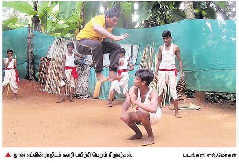 சிறுவர்களுக்கு இலவசமாக களரி கற்றுத்தரும் பள்ளி ஆசிரியர்﻿: 10 ஆண்டுகளாக தொடரும் சேவை﻿