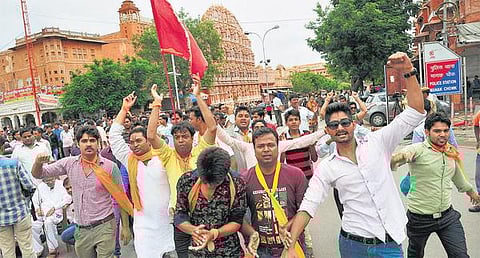 ராஜஸ்தானில் கோயில்கள் இடிப்பு: ஆர்எஸ்எஸ் தொண்டர்கள் சாலை மறியல்﻿