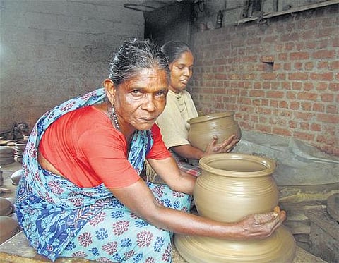 முகங்கள்: பானை வனையும் மூதாட்டிகள்