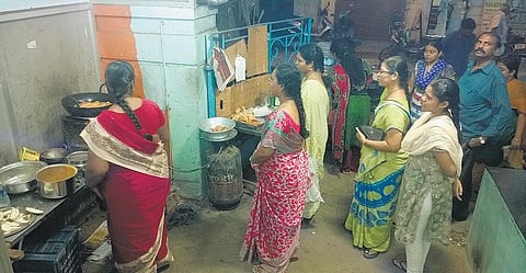 பண்ணை பசுமை கடையில் விற்பனையாகாமல் தேங்கும் காய்கறிகள் மூலமாக புதிய முயற்சி﻿﻿: சுடச்சுட வடை, பஜ்ஜி, போண்டா﻿ - முன்மாதிரி திட்டத்துக்கு அமோக வரவேற்பு