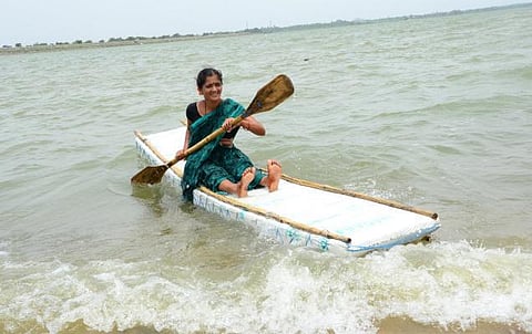 தன் குடும்பத்தைக் காப்பாற்ற மீன்பிடித்தொழிலை கையில் எடுத்த பழங்குடிப் பெண்