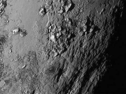 புளூட்டோவில் 11,000 அடி உயரமுடைய மலைகள்