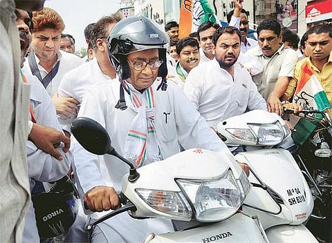 வியாபம் ஊழல் விவகாரம்﻿: ம.பி.யில் முழு அடைப்பு போராட்டம்﻿ - முதல்வர் சிவராஜ் சிங் சவுகான் விலக காங். வலியுறுத்தல்﻿