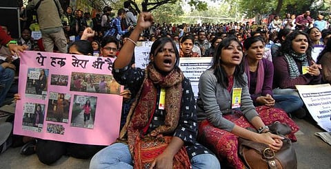 பாலியல் வன்கொடுமையால் பாதிக்கப்படும் பெண் ஊழியர்களுக்கு மூன்று மாதம் சம்பளத்துடன் கூடிய விடுப்பு