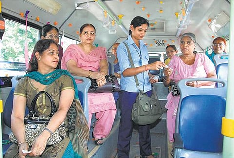 அவளுக்கென்று ஒரு பேருந்து