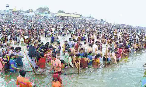 ஆந்திராவில் கோதாவரி மகா புஷ்கரம் விழா﻿: லட்சக்கணக்கில் குவிந்த பக்தர்களால் போக்குவரத்து நெரிசல்﻿