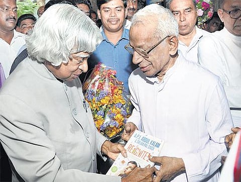 கல்லூரிப் பேராசிரியரை சந்தித்து நெகிழ்ந்த அப்துல் கலாம்: 60 ஆண்டுகளாக தொடரும் குரு-சிஷ்யன் நட்பு﻿