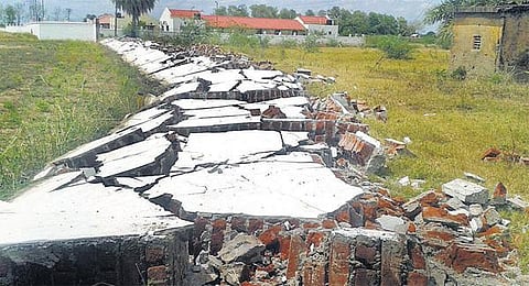 திருவாரூர் மத்தியப் பல்கலைக்கழக சுற்றுச்சுவரின் ஒரு பகுதி இடிந்து விழுந்தது: கட்டுமானங்களின் தரம் குறித்து பொதுமக்கள் அச்சம்