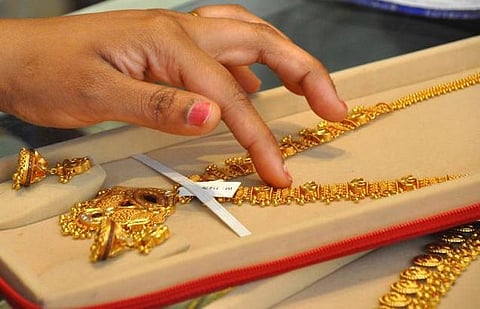 பவுன் விலை ரூ.18,752 ஆக சரிவு﻿: நகைக் கடைகளில் விற்பனை 40% அதிகரிப்பு﻿ - அலைமோதும் மக்கள் கூட்டம்﻿