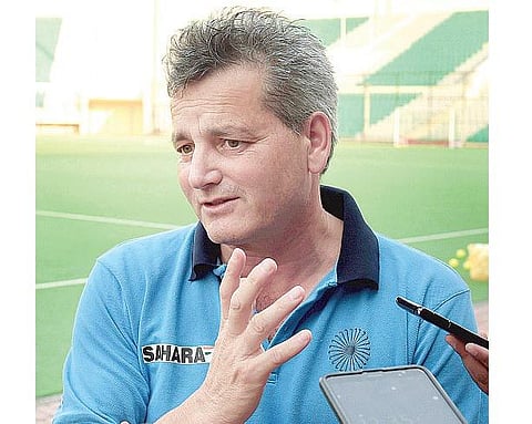 இந்திய ஹாக்கி பயிற்சியாளர் வான் அஸ்ஸை நீக்க பரிந்துரை﻿