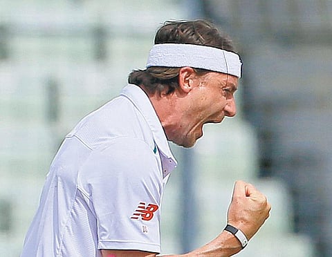 தென் ஆப்பிரிக்காவுக்கு எதிரான 2-வது டெஸ்ட்: ஸ்டெயின், டுமினி அபாரம்; வங்கதேசம்- 246/8﻿