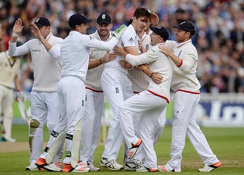 ஸ்டீவ் ஃபின் அபாரம்: இங்கிலாந்து வெற்றி இலக்கு 121 ரன்கள்