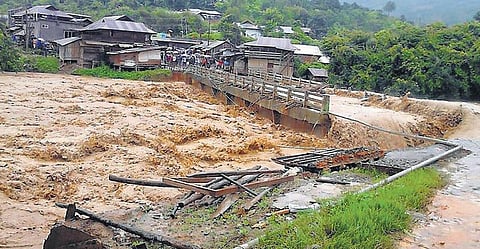 மணிப்பூரில் 5 நாட்களாக பலத்த மழை: நிலச்சரிவில் சிக்கி 21 பேர் பலி