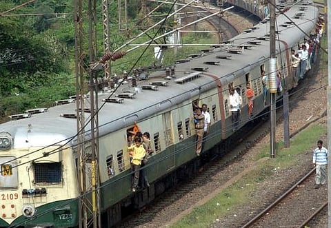 புறநகர் ரயில் நிலையங்களில் குற்றங்களை தடுக்க சிறப்பு குழுக்கள்﻿﻿