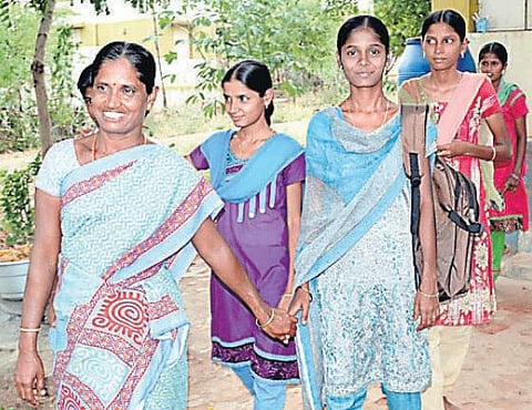 தி இந்து செய்தி எதிரொலி﻿: ஏழை மாணவியின் கல்வி தொடர ரூ.3 லட்சம் உதவிய வாசகர்கள்﻿- வேளாண் கல்லூரியில் சேர்ந்தார்﻿