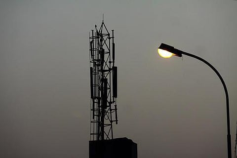 போலீஸ் கண்காணிப்பில் செல்போன் டவர்கள்