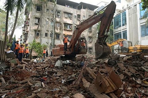 தானே: அடுக்குமாடி குடியிருப்பு இடிந்து விழுந்து 12 பேர் பலி