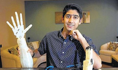 குறைந்த விலையில் செயற்கை கை: அறிவியல் கண்காட்சியில் இந்திய மாணவரின் படைப்பு