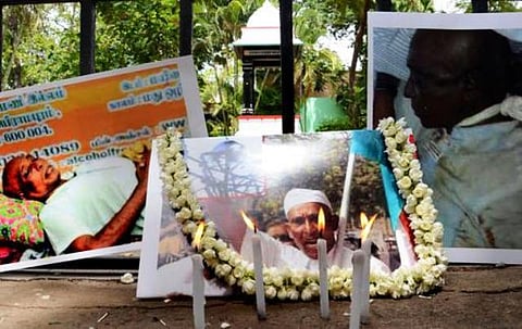 கன்னியாகுமரி அரசு மருத்துவக் கல்லூரிக்குள்﻿ 7-வது நாளாக போராடும் சசிபெருமாள் உடல்﻿: நோட்டீஸ் அனுப்பிய பிறகு அரசே எரியூட்ட முடிவு﻿