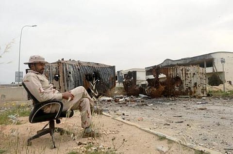 தோட்டா பற்றாக்குறையால் நெதர்லாந்து ராணுவத்தில் வாயால் கத்தி பயிற்சி