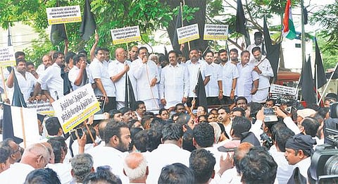 பிரதமர் மோடிக்கு எதிராக கருப்புக் கொடி ஆர்ப்பாட்டம்﻿: திருநாவுக்கரசர் உள்ளிட்ட காங்கிரஸார் கைது