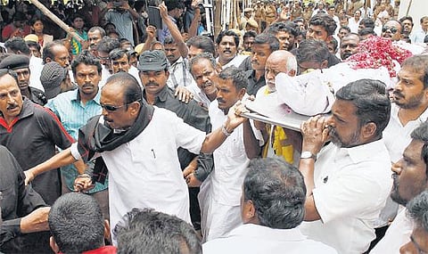 காந்தியவாதி சசிபெருமாள் உடல் சொந்த ஊரில் அடக்கம்﻿: அரசியல் கட்சித் தலைவர்கள் உள்ளிட்ட ஆயிரக்கணக்கானோர் இறுதி அஞ்சலி﻿