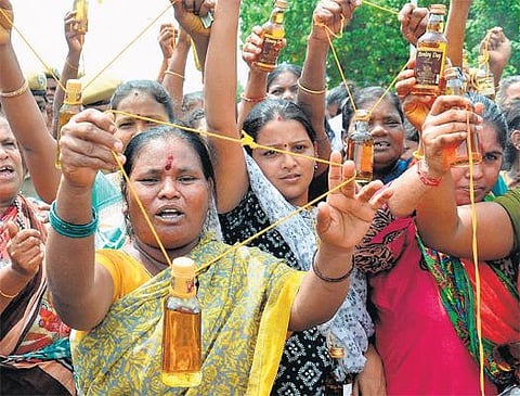 பெண் எனும் பகடைக்காய்: ‘குடி’யும் குடித்தனமும்