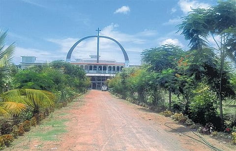 காஞ்சி அருகே இறந்தவர்களை அடக்கம் செய்த பிறகு மனித எலும்புகளை விற்பதாக புகார்: கருணை இல்லம் திட்டவட்ட மறுப்பு﻿