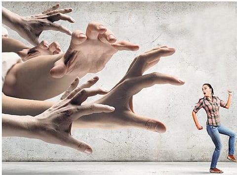 பெண் குரல்: நெரிக்கப்படுகிறதா பெண்களின் குரல்வளை?﻿