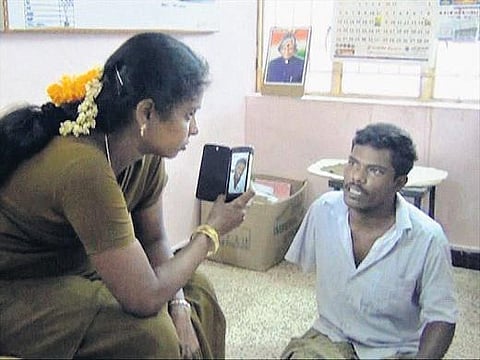 கை, கால் வெட்டப்பட்டதாக புகார் கூறிய இளைஞர் கைது﻿: பேருந்தில் மாணவியிடம் தகராறு செய்ததால் போலீஸார் நடவடிக்கை﻿