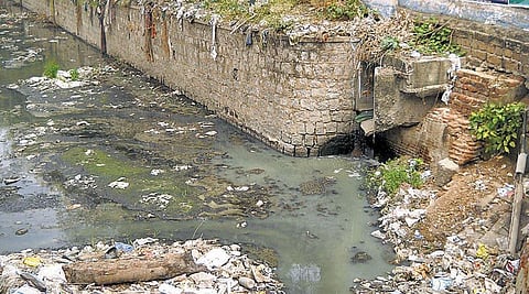 முறையாக பராமரிக்காத தனியார் நிறுவனத்தால்﻿ பாதாள சாக்கடை கழிவுநீர் மஞ்சள் நீர் கால்வாயில் திறப்பு﻿: ரூ.1.10 கோடி செலவிட்டுள்ளதாக காஞ்சி நகராட்சி கணக்கு﻿